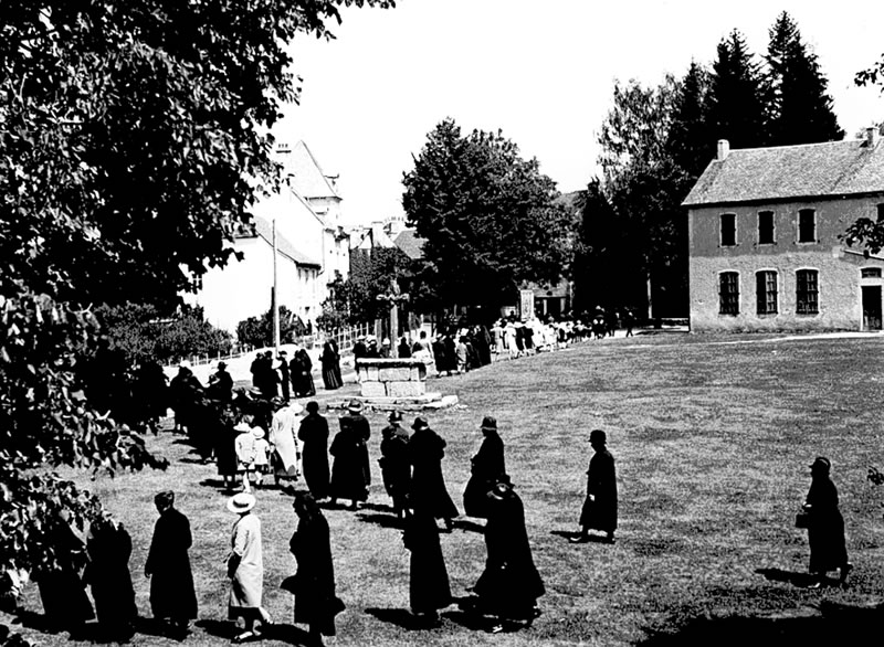 Cérémonie religieuse à Sainte-Geneviève sur Argence en 1935 - Photo Dr Gondale