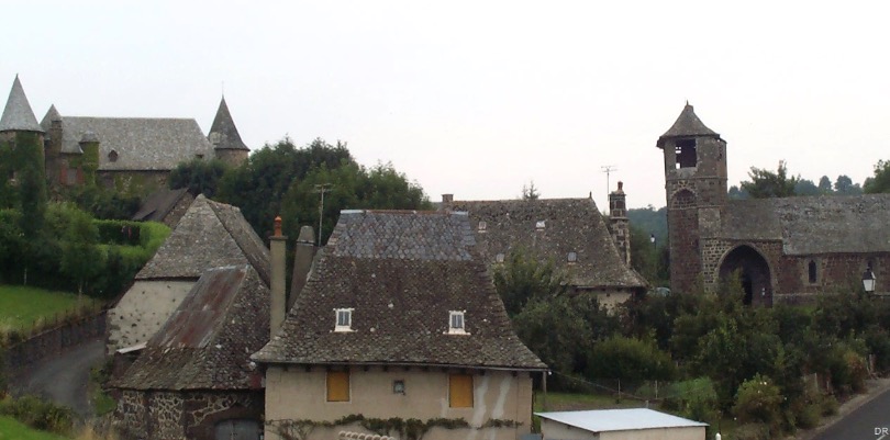 Albignac, son château Grimaldi et sa grande faucheuse...