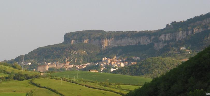 Le village de Roquefort au pied du Combalou