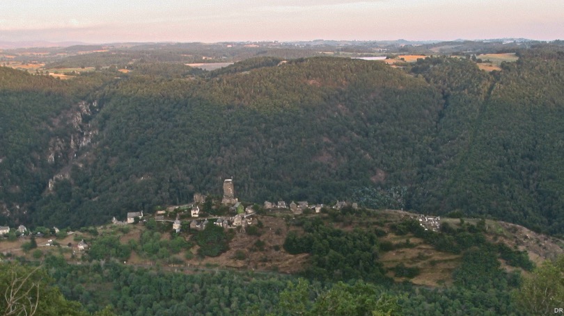 Au premier plan le château de Valon, puis sur la gauche sur le plateau de la Viadène, la cascade du Saut du Chien. On aperçoit plus loin l'étendue d'eau de la retenue de Montézic